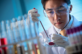 科学家在实验室里做实