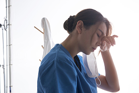 精疲力尽的女医生揉眼睛图片