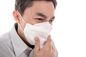 生病的中年男子戴口罩图片