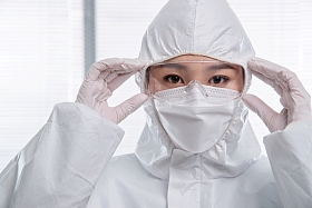 穿防护服的年轻女医生图片