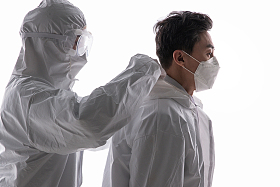 医生相互协助穿防护服照片