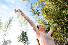 在户外拿着口罩的青年女人