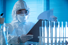 医学专家查看病历报告