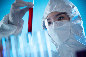 医务工作者做检测化