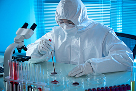 医学专家做科学试验照片