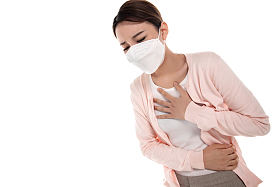 生病的青年女人戴口罩