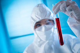 医务工作者做检测化