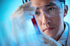 科学家在实验室里做实验图片