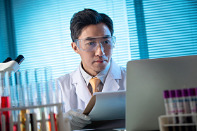 科学家在实验室里做科学实