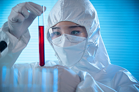 医务工作者做检测化验图片