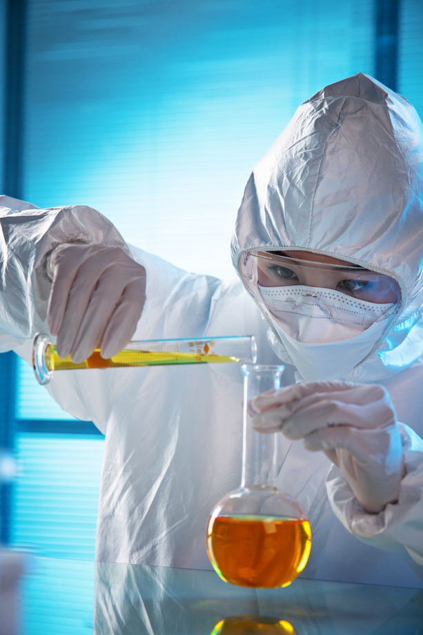 医务工作者做检测化验图片