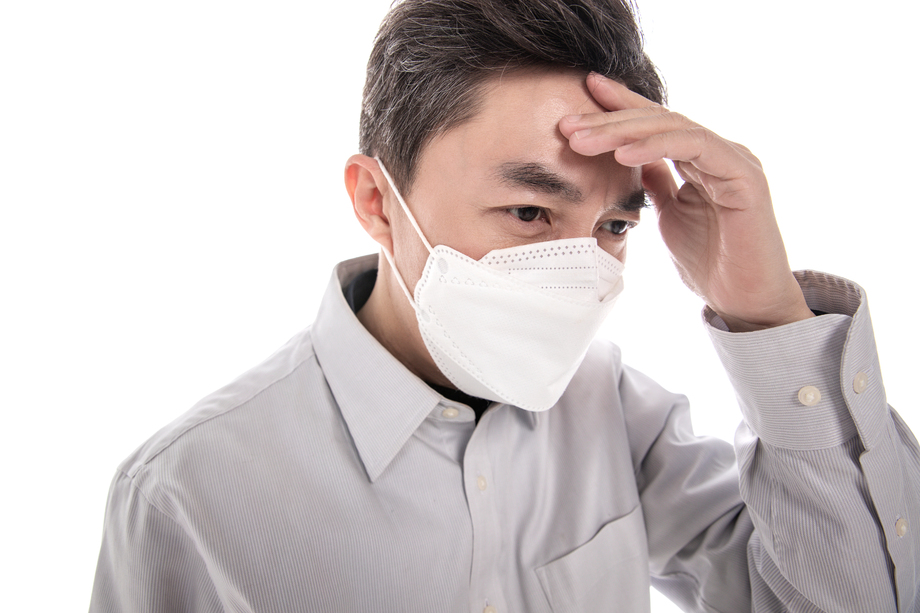 戴口罩的中年男子头痛 戴口罩的中年男子头痛