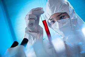 医务工作者做检测化验图片