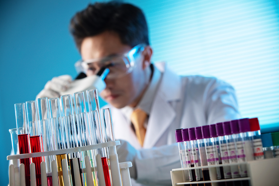 科学家在实验室里做科学实