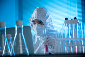 医学专家做检测试