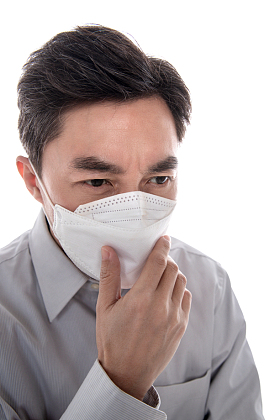 生病的中年男子戴口罩照片