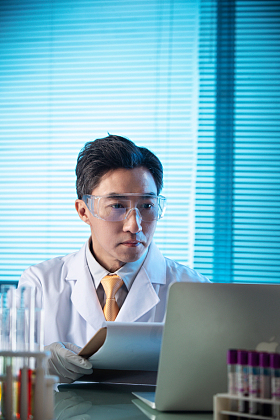 科学家在实验室里做科学实