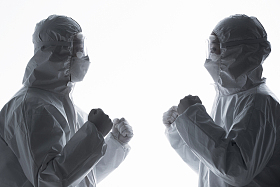 穿防护服的医生相互加油鼓励图片