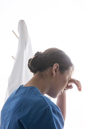 精疲力尽的女医生揉眼睛图片