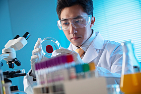 科学家在实验室里做实