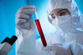 医务工作者做检测化验图片