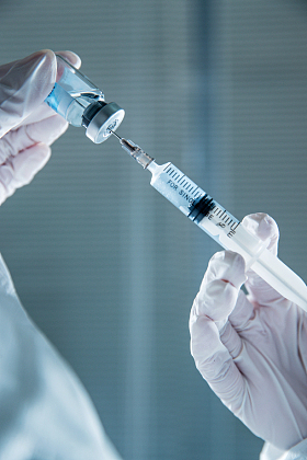 医生拿着注射器图片