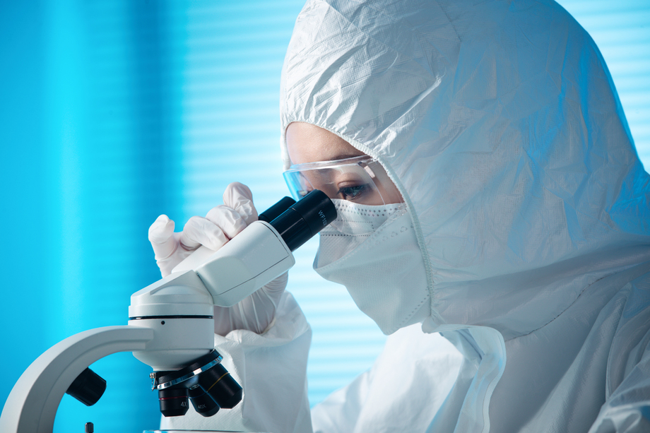 医学专家使用显微镜 医学专家使用显微镜