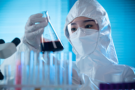 医务工作者做检测化