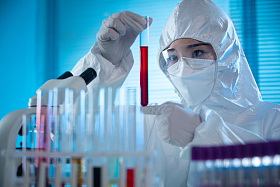 医务工作者做检测化