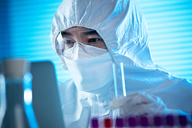 医学专家做检测试验照片