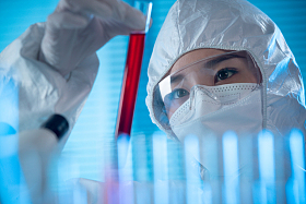 医务工作者做检测化