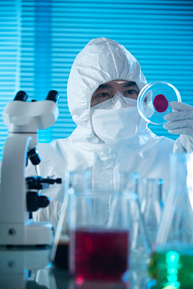 医学专家做科学试