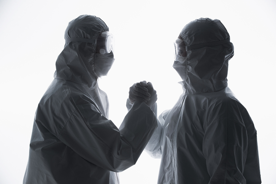 穿防护服的医生相互加油鼓励 穿防护服的医生相互加油鼓励