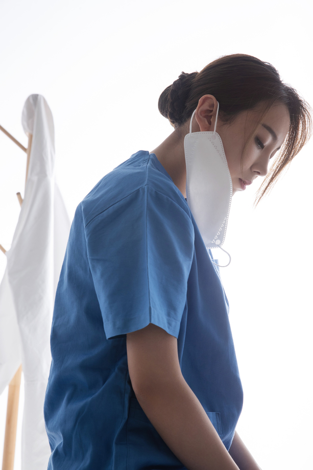 疲劳的青年女医生 疲劳的青年女医生