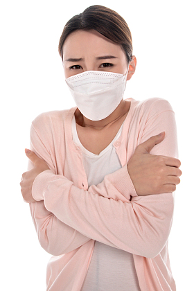 生病的青年女人戴口罩图片