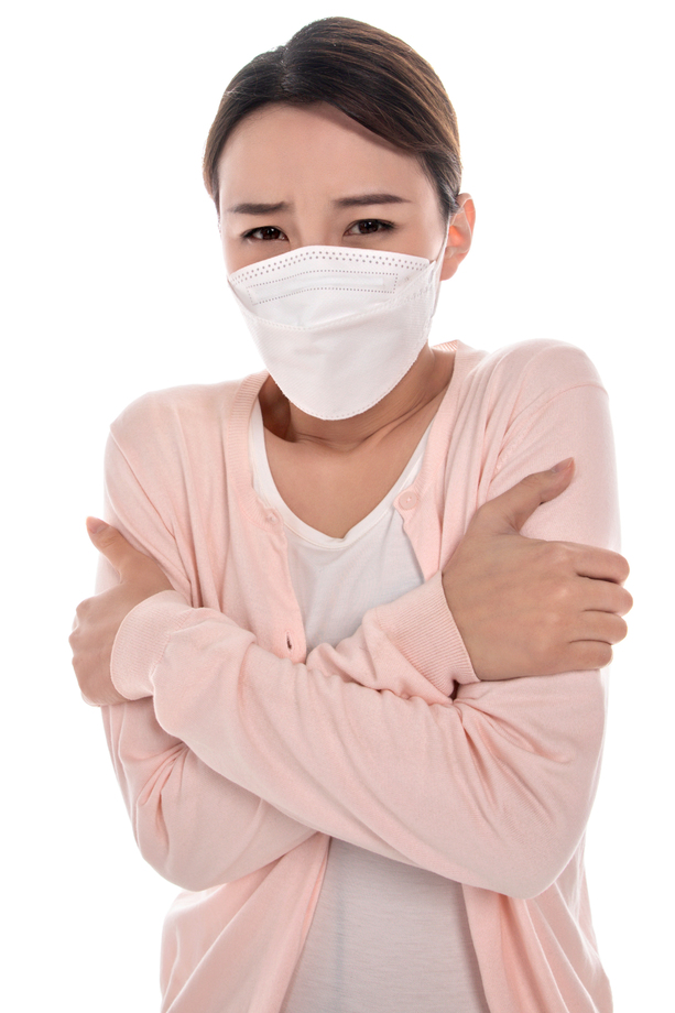 生病的青年女人戴口罩图片 生病的青年女人戴口罩图片