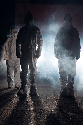 雾气中的医务工作者团队照片