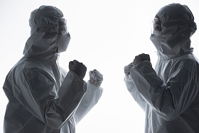 穿防护服的医生相互加油鼓励