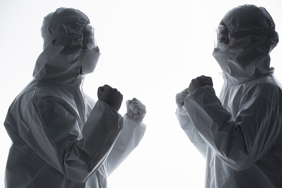 穿防护服的医生相互加油鼓励 穿防护服的医生相互加油鼓励