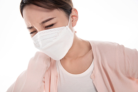 生病的青年女人戴口罩图片