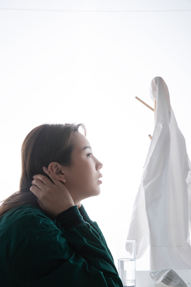 疲劳的青年女医生 疲劳的青年女医生