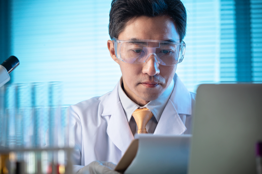 科学家在实验室里做科学实验照片 科学家在实验室里做科学实验照片