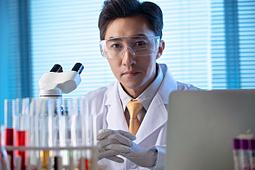 科学家在实验室里做科学实验图片