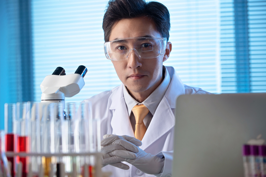 科学家在实验室里做科学实验图片