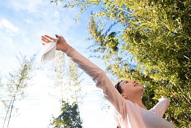 在户外拿着口罩的青年女人图片