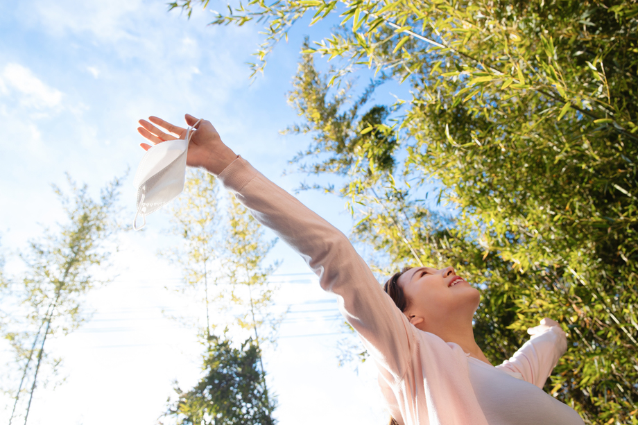 在户外拿着口罩的青年女人图片 在户外拿着口罩的青年女人图片