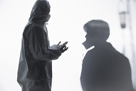 医生和患者在病房