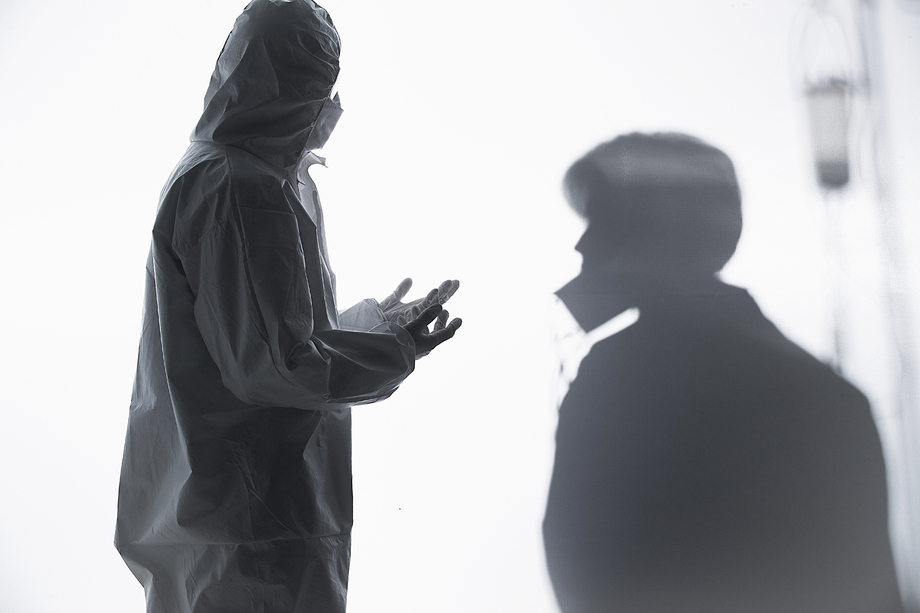 医生和患者在病房