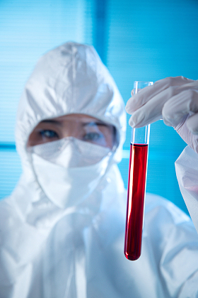 医务工作者做检测化