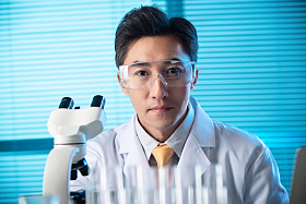 科学家在实验室里做实验照片